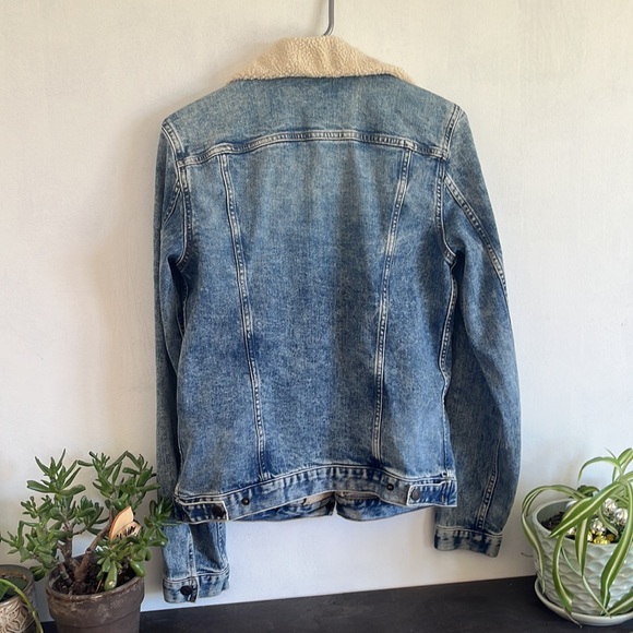 Gap, sized medium (tall), denim jacket with sherpa collar - Picture 4 of 4